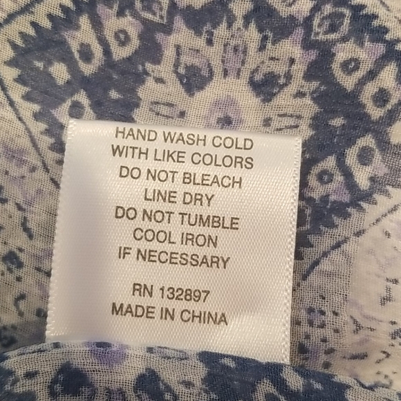 Rose & Olivia blue design sheer sleeveless blouse. - Picture 7 of 7